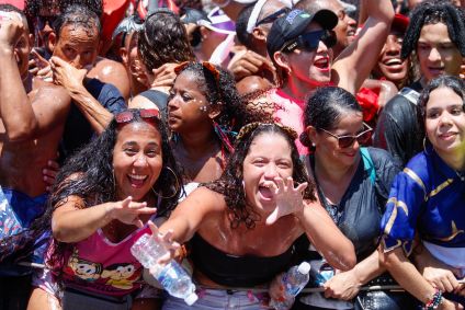 Foliões enfrentaram o calor para curtir o Pós-Carnaval