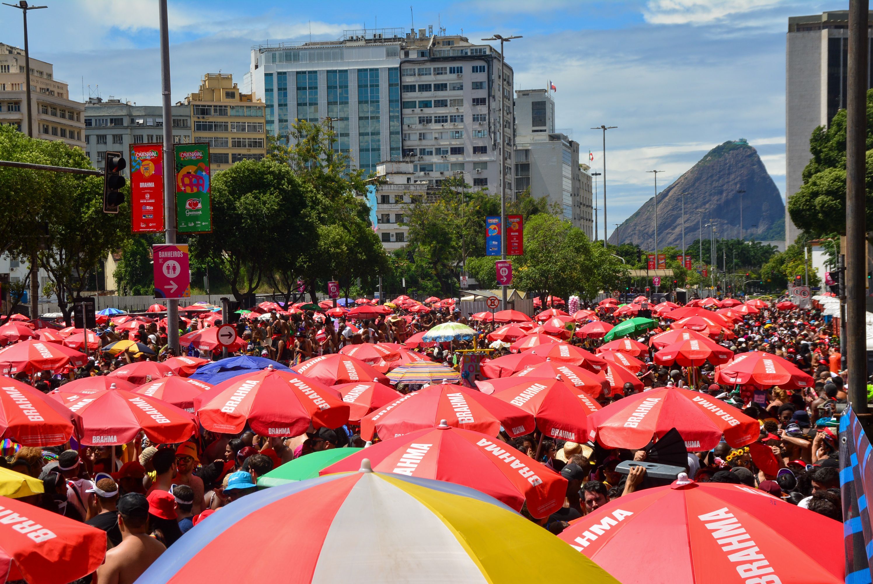 Uma multidão enfrentou as altas temperaturas para curtir a folia pós Carnaval