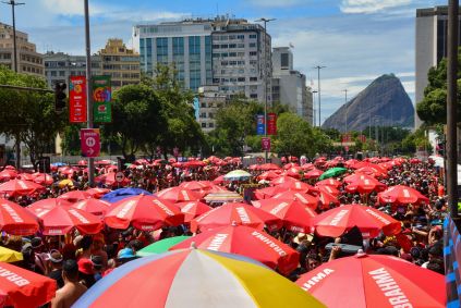 Uma multidão enfrentou as altas temperaturas para curtir a folia pós Carnaval