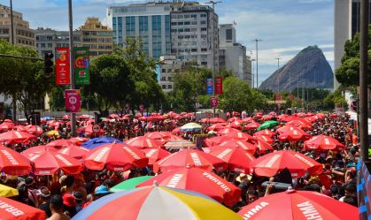Uma multidão enfrentou as altas temperaturas para curtir a folia pós Carnaval