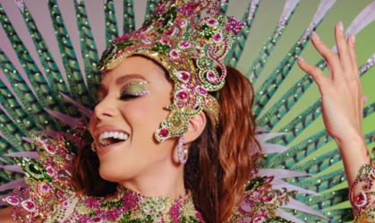 Anitta com figurino inspirado na Mangueira