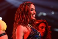 Veja as apresentações de Anitta no prêmio Lo Nuestro