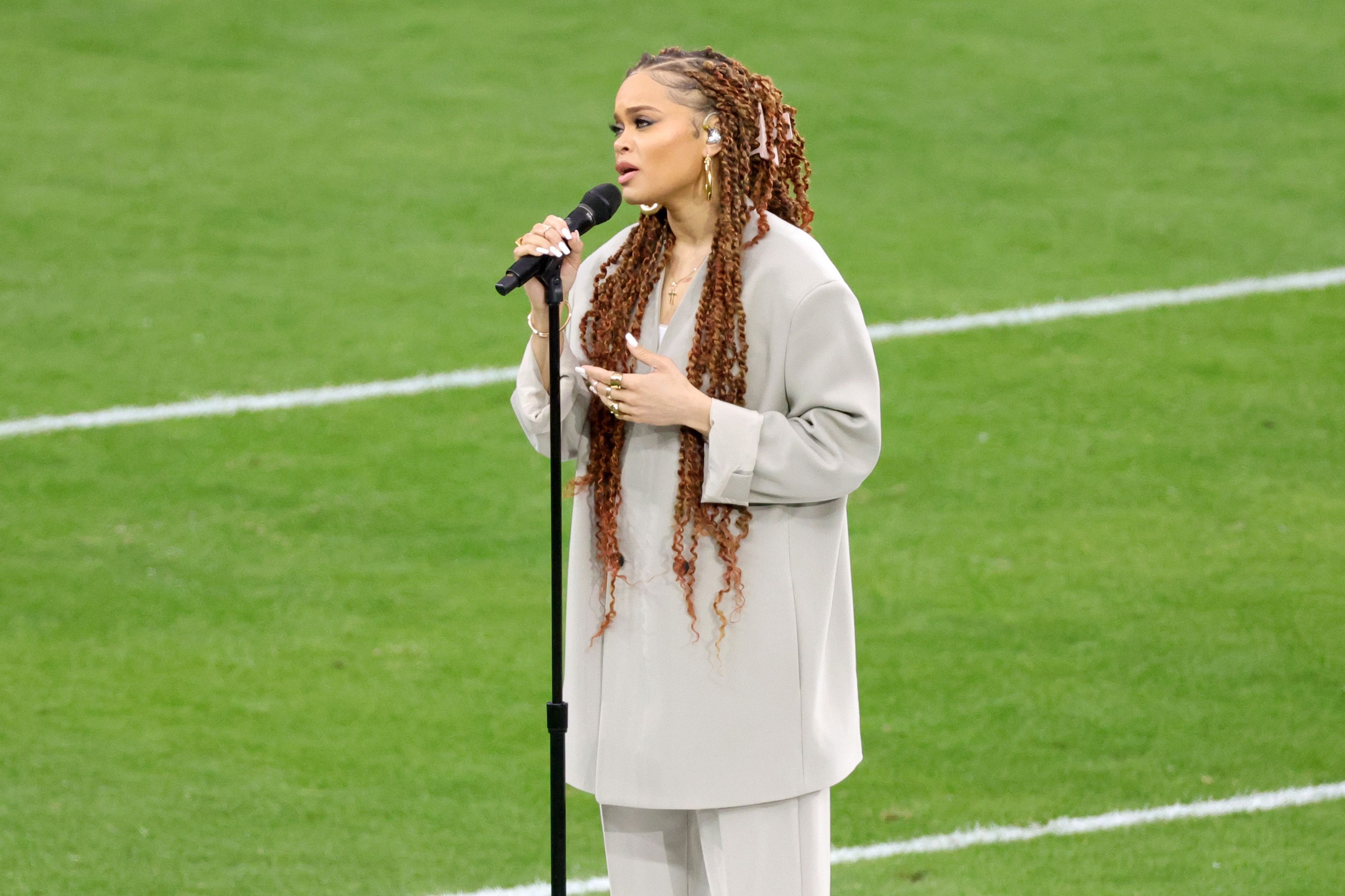 Andra Day se apresenta antes do Super Bowl LVIII no Allegiant Stadium em 11 de fevereiro de 2024 em Las Vegas, Nevada. / Ethan Miller/Getty Images