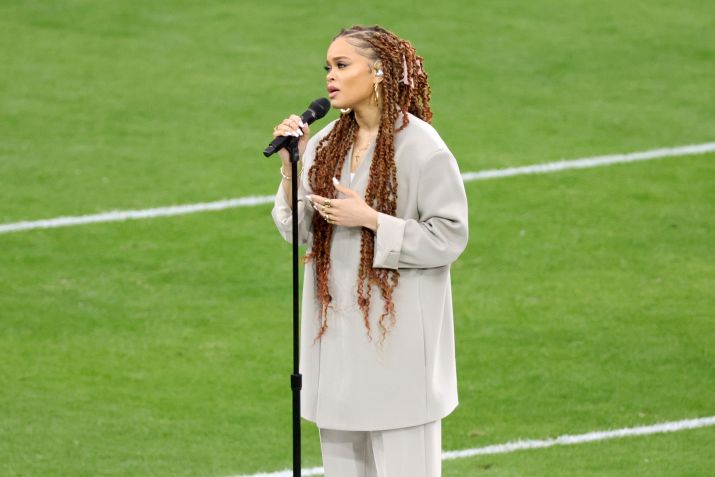 Andra Day se apresenta antes do Super Bowl LVIII no Allegiant Stadium em 11 de fevereiro de 2024 em Las Vegas, Nevada. / Ethan Miller/Getty Images
