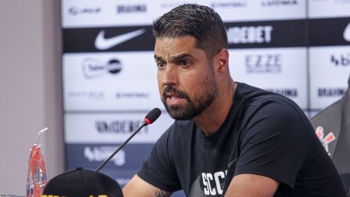 António Oliveira em apresentação do Corinthians