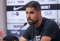 António Oliveira volta a cobrar reforços e pede paz no Corinthians