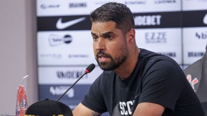 António Oliveira em apresentação do Corinthians