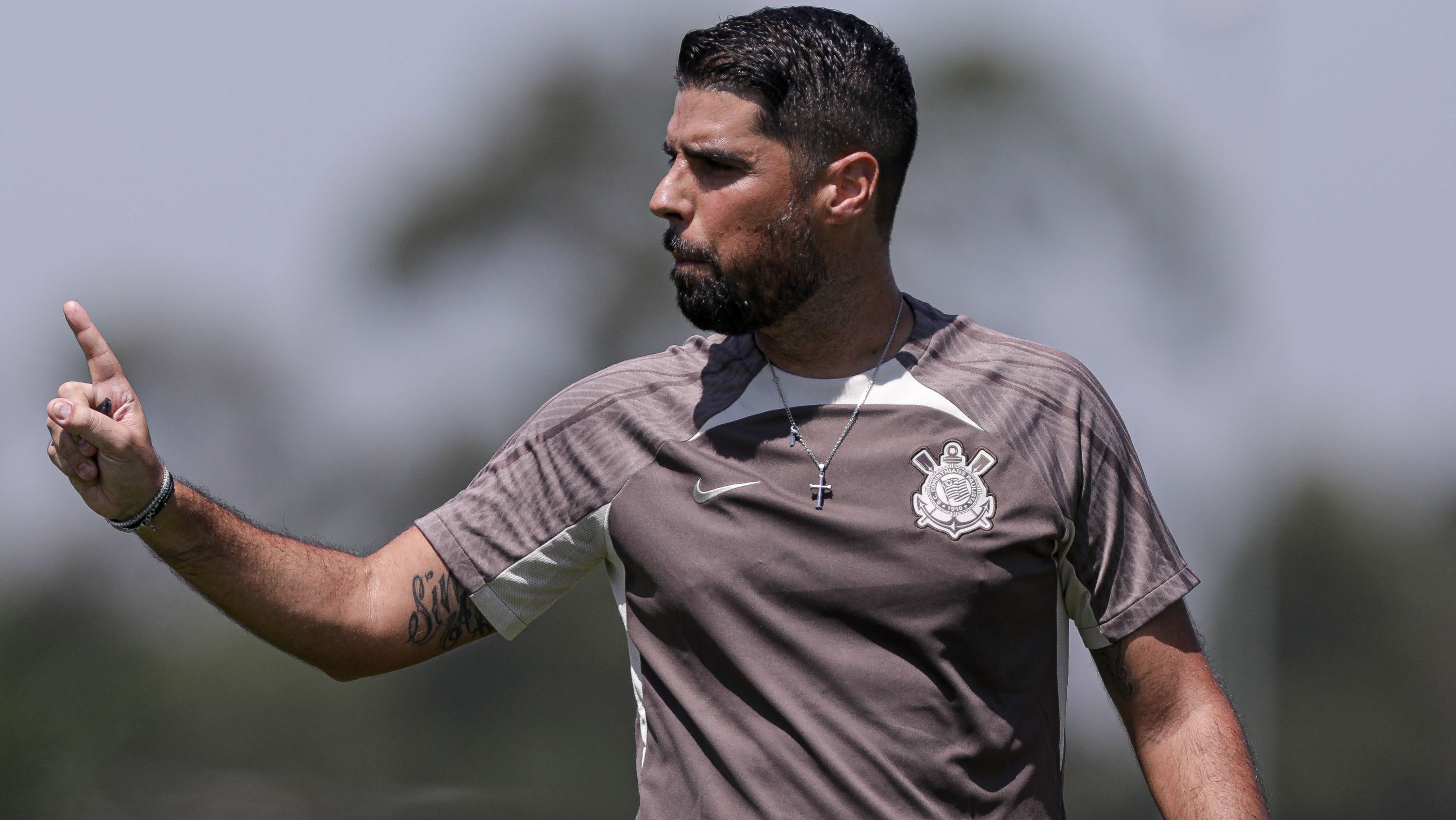 António Oliveira comanda primeiro treino no Corinthians