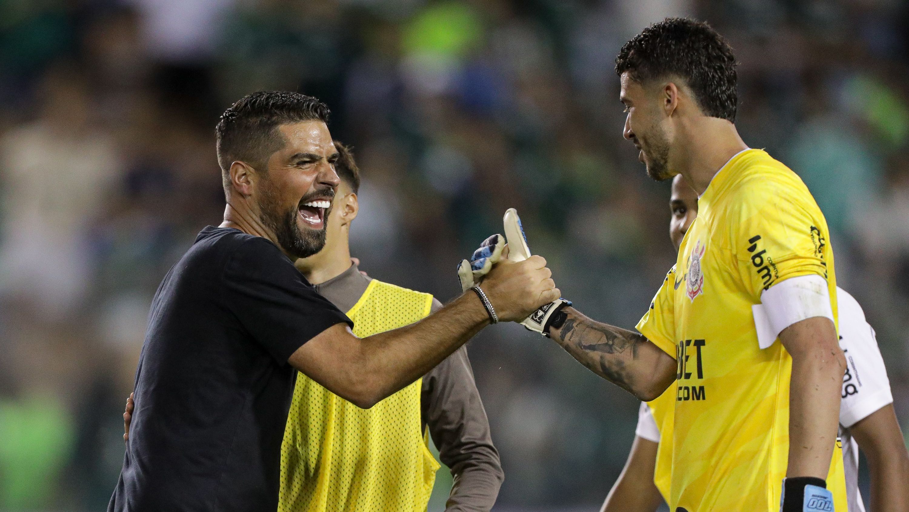 António Oliveira comemora o empate contra o Palmeiras