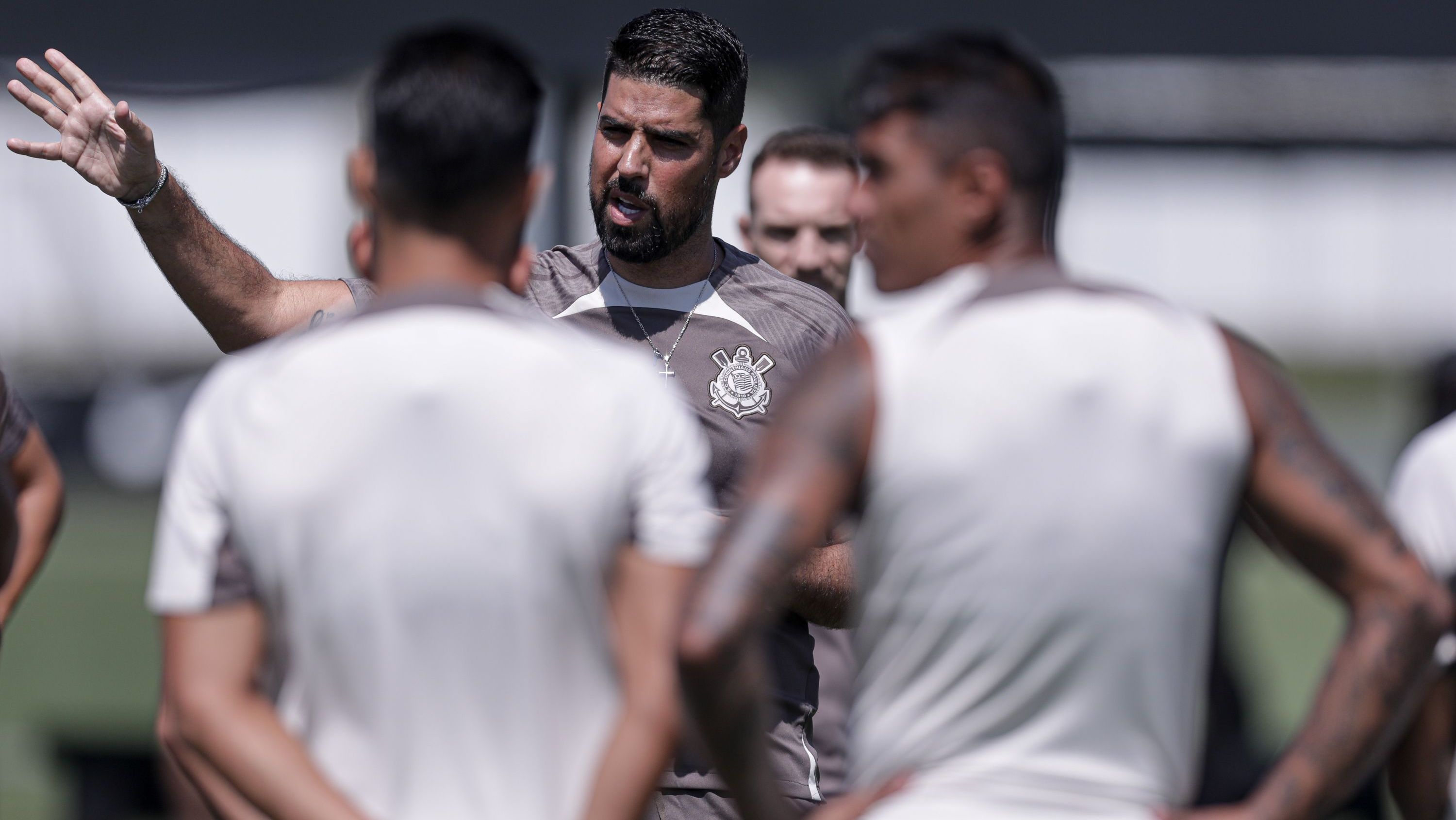 António Oliveira comanda primeiro treino no Corinthians
