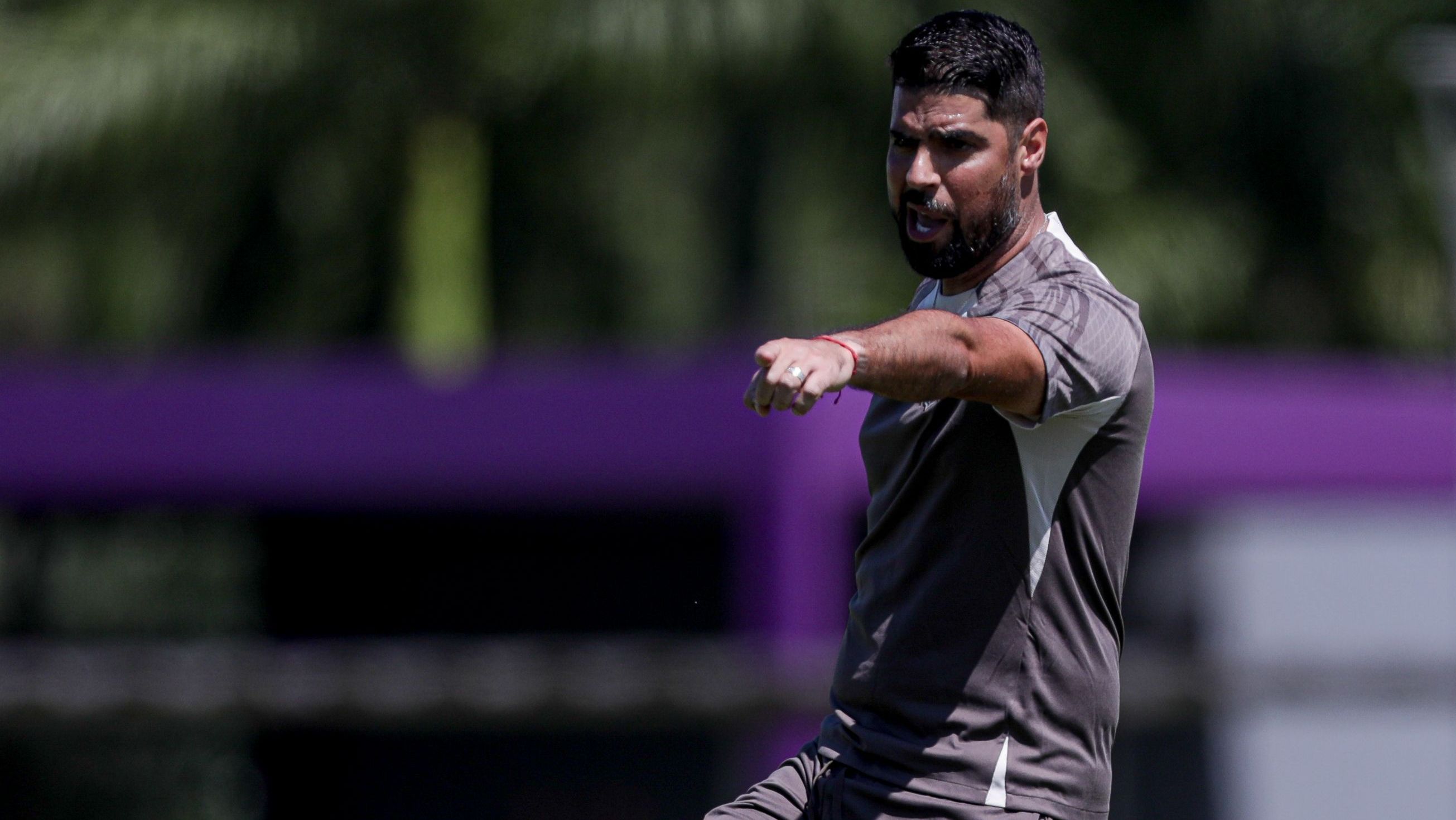 António Oliveira comanda primeiro treino no Corinthians