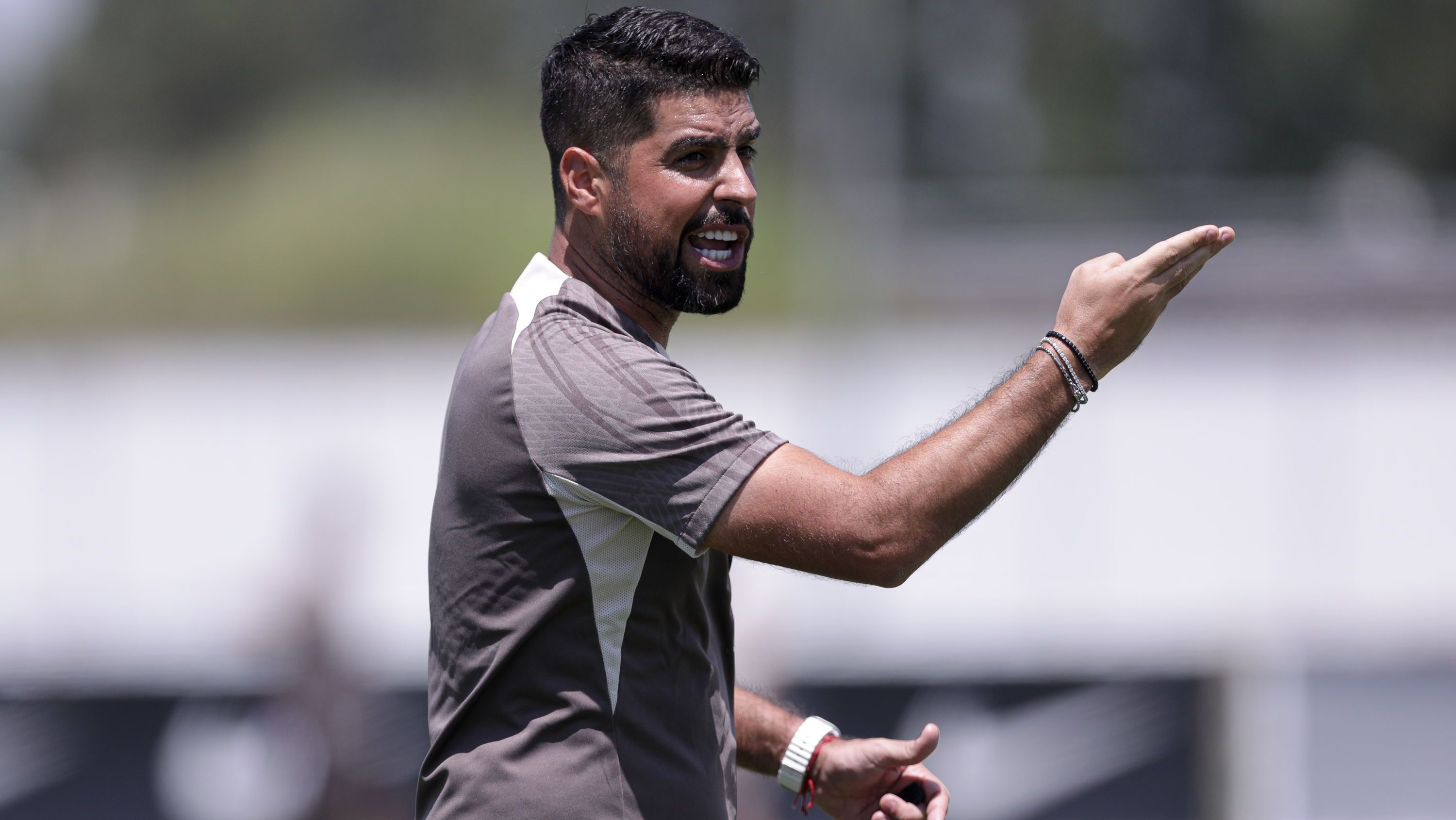 António Oliveira em treinamento do Corinthians
