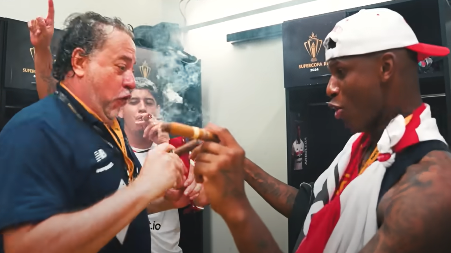Arboleda, Alan Franco e o presidente Julio Casares comemoram o título da Supercopa