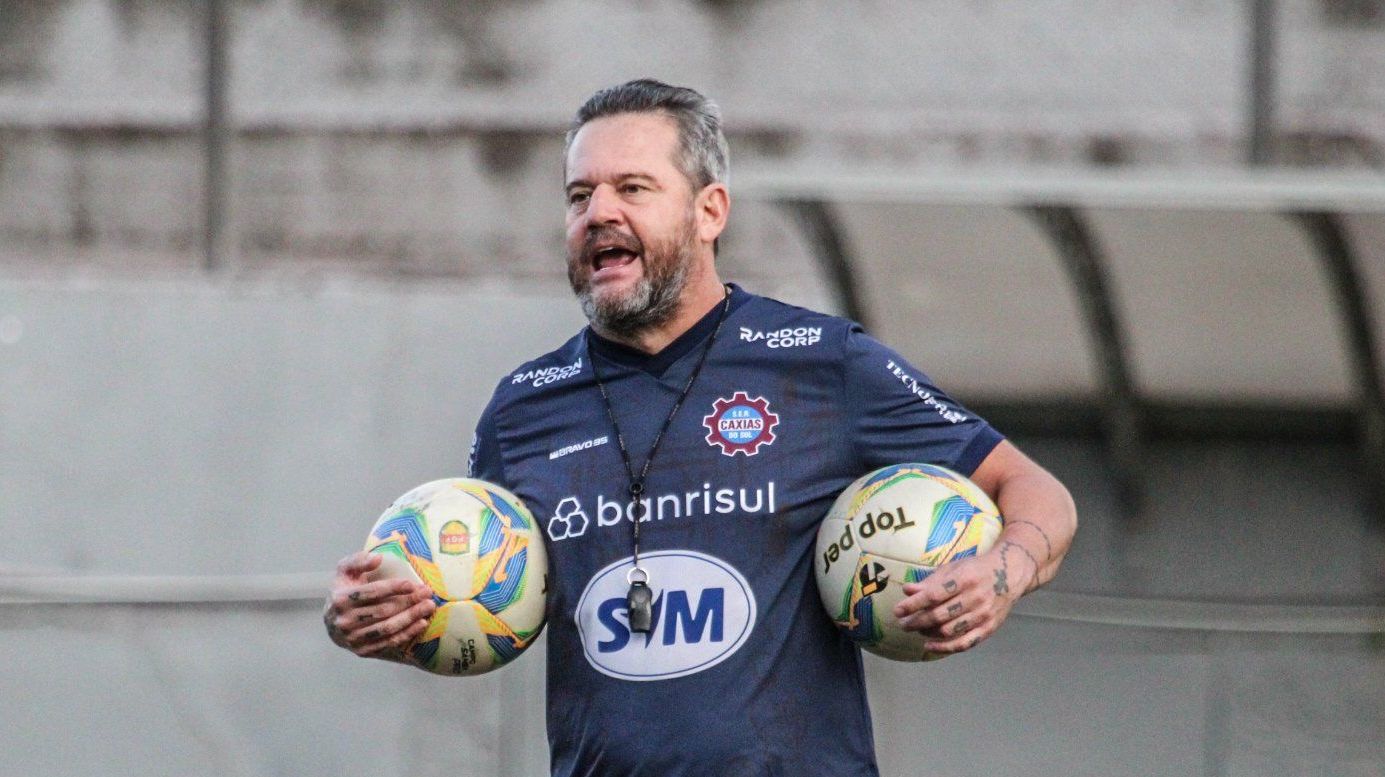 Argel Fucks durante treino do Caxias