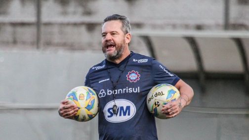 Argel Fucks durante treino do Caxias