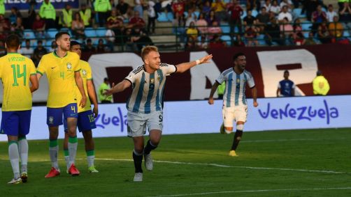 Luciano Gondou comemora o gol que deu a vaga em Paris-2024 para a Argentina sobre o Brasil