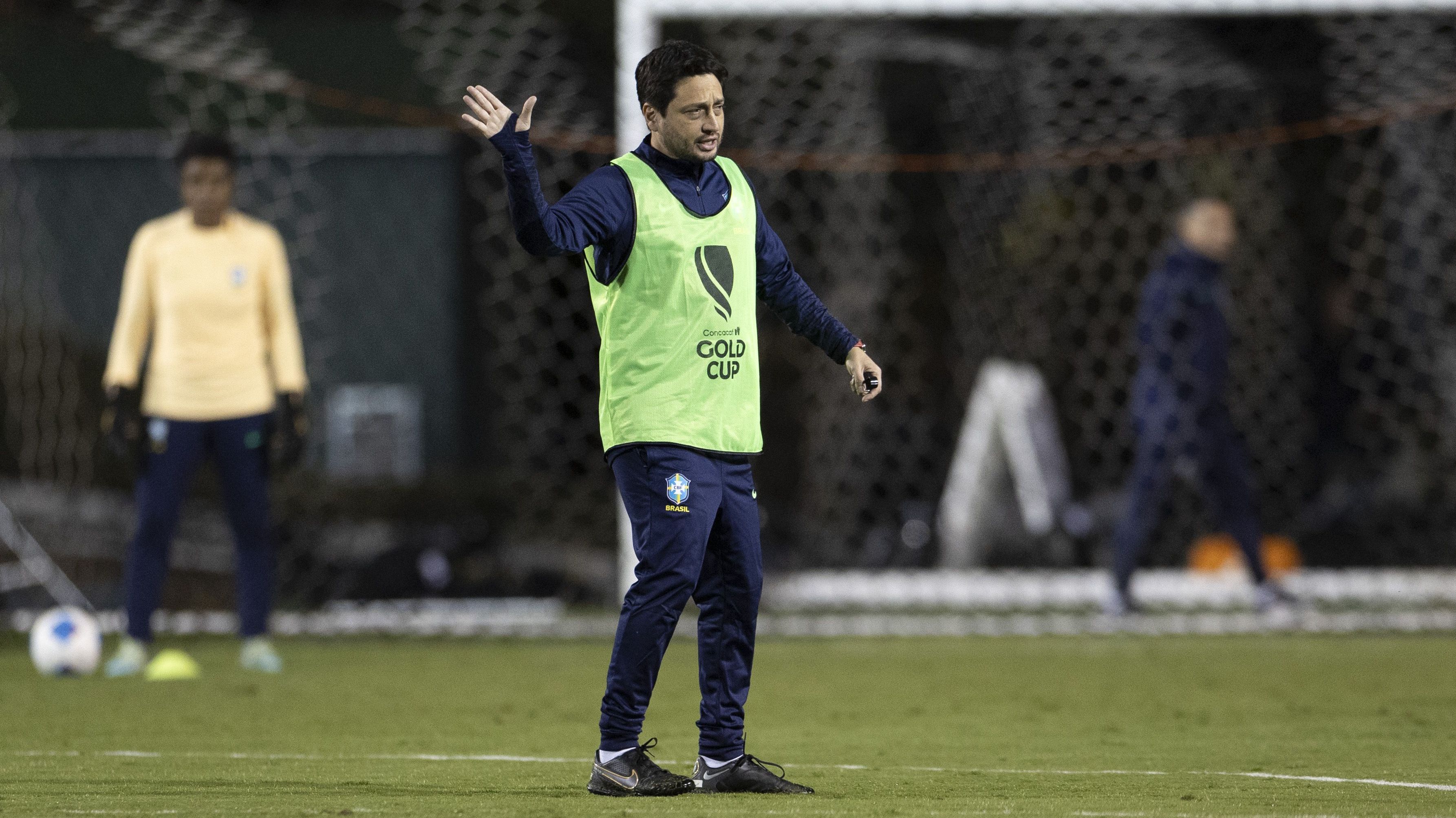 Arthur Elias comandando treino da Seleção Feminina em San Diego, na Califórnia