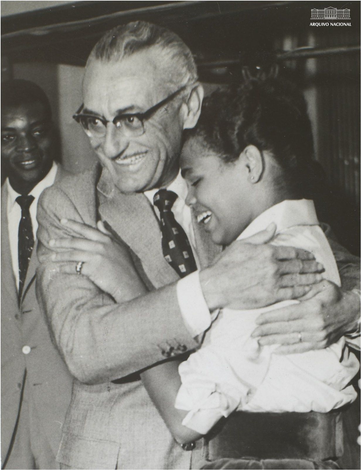 Ary Barroso e a jovem Tânia Maria Reis, primeira colocada no programa "Calouros do Ari", da Rádio Nacional, julho de 1960. / Arquivo Nacional. Fundo Correio da Manhã.