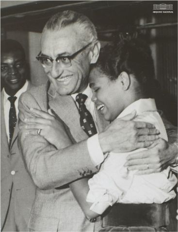 Ary Barroso e a jovem Tânia Maria Reis, primeira colocada no programa "Calouros do Ari", da Rádio Nacional, julho de 1960. / Arquivo Nacional. Fundo Correio da Manhã.