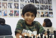 Prodígio de 8 anos faz história no xadrez após derrotar grande mestre