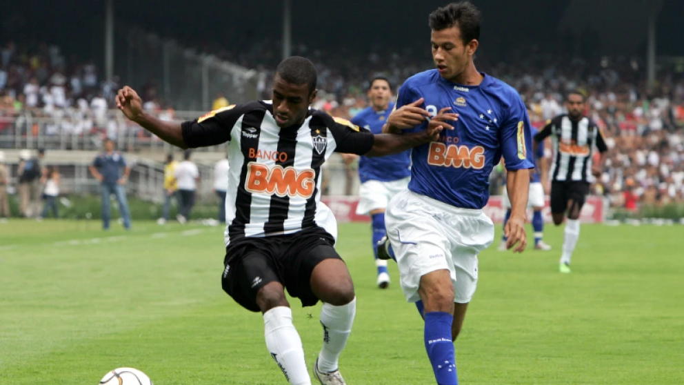 Muriqui, do Atlético, e Henrique, do Cruzeiro, no primeiro clássico de 2010, no Mineirão