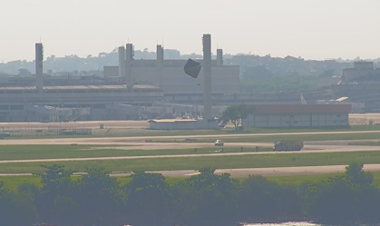 Vídeo: Balão é ‘abatido’ antes de cair em pista do Aeroporto do Galeão, no Rio