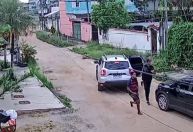 Mulher desmaia durante assalto no RJ; filhas que estavam indo para a escola se desesperam