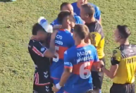 Jogador é atingido por garrafa no rosto e partida é suspensa na Argentina; veja o vídeo