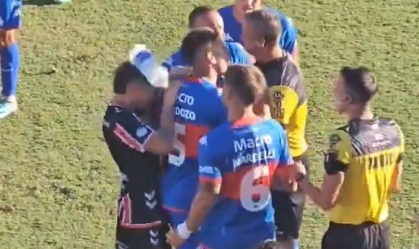 Jogador é atingido por garrafa no rosto e partida é suspensa na Argentina; veja o vídeo