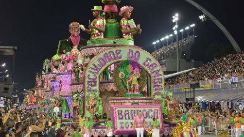 Barroca Zona Sul foi a segunda escola a desfilar na sexta (9) em SP