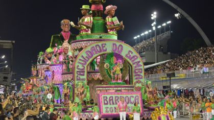 Barroca Zona Sul foi a segunda escola a desfilar na sexta (9) em SP