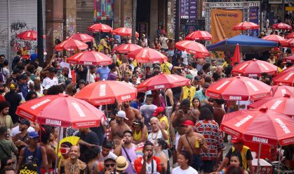 Foliões no desfile do bloco Batekoo no centro de São Paulo