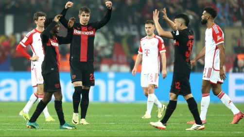 Jogadores do Bayer Leverkusen comemoram enquanto os do Bayern de Munique lamentam a derrota