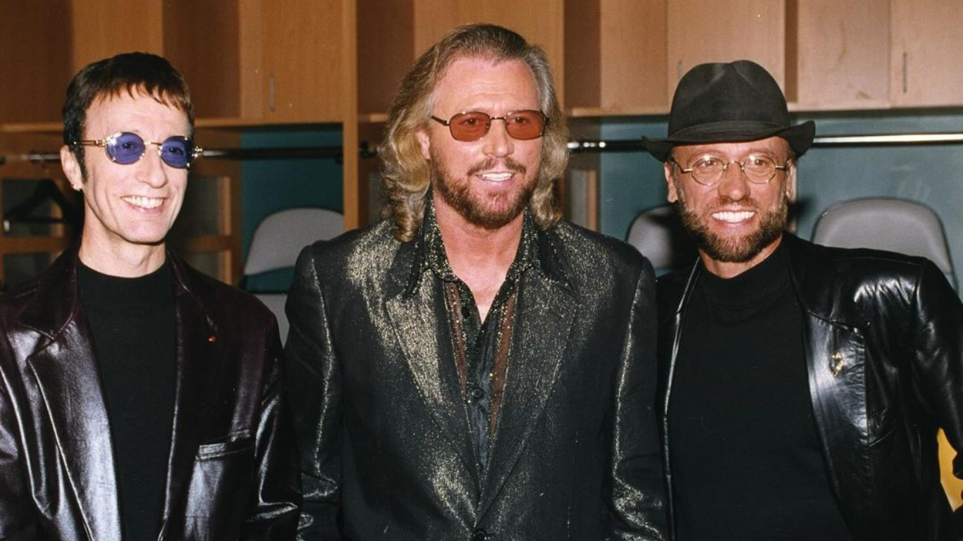 Os irmãos Barry, Robin e Maurice Gibb formavam os Bee Gees