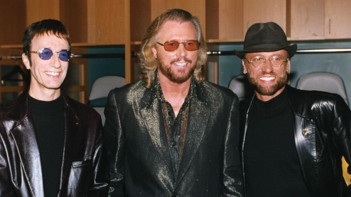Os irmãos Barry, Robin e Maurice Gibb formavam os Bee Gees