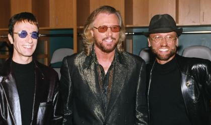 Os irmãos Barry, Robin e Maurice Gibb formavam os Bee Gees