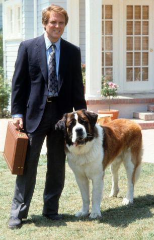 Charles Grodin ao lado do cachorro Beethoven, em 1993 / Universal Pictures/Getty Images