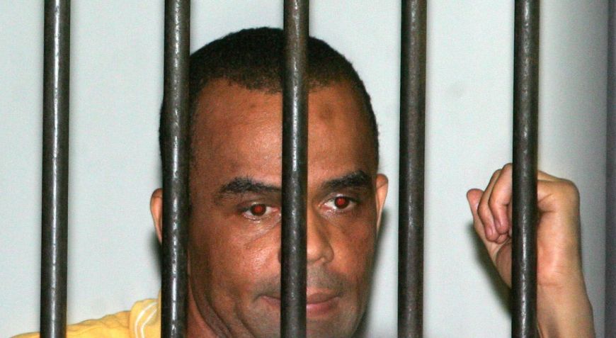 O traficante Luiz Fernando da Costa, o Fernandinho Beira-Mar, na carceragem do terceiro Tribunal do Júri, no Tribunal de Justiça do Rio de Janeiro / Fábio Motta/Estadão Conteúdo - 15.set.2009