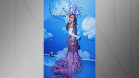 Paloma Bernardi escolheu um longo vestido com pedrarias em lilás e também optou por um adereço na cabeça