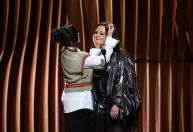 Fã! Billie Eilish autografa testa de Melissa McCarthy no SAG Awards 2024