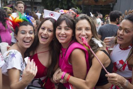 Foliões se divertem no Desfile do Bloco Caça Caçador pelas ruas do Bairro de Pinheiros, na zona oeste da cidade de São Paulo,