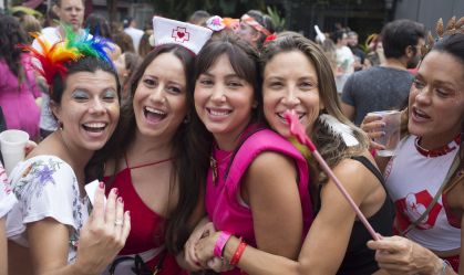 Foliões se divertem no Desfile do Bloco Caça Caçador pelas ruas do Bairro de Pinheiros, na zona oeste da cidade de São Paulo,