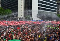 Foliões lotam as ruas do RJ para 1º dia do Pós Carnaval 2024; veja