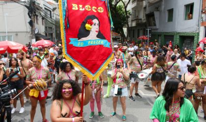 Foliões curtem pós-Carnaval no "Bloco do Prazer"
