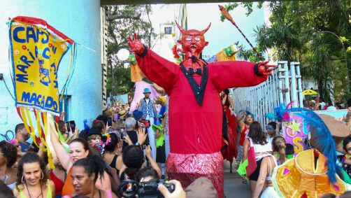 Com o tema &quot;O ontem, o hoje e o amanhã&quot; o Bloco Loucura Suburbana desfilou na tarde de quinta-feira (8), pelas ruas do bairro do Engenho de Dentro na Zona Norte do Rio de Janeiro
