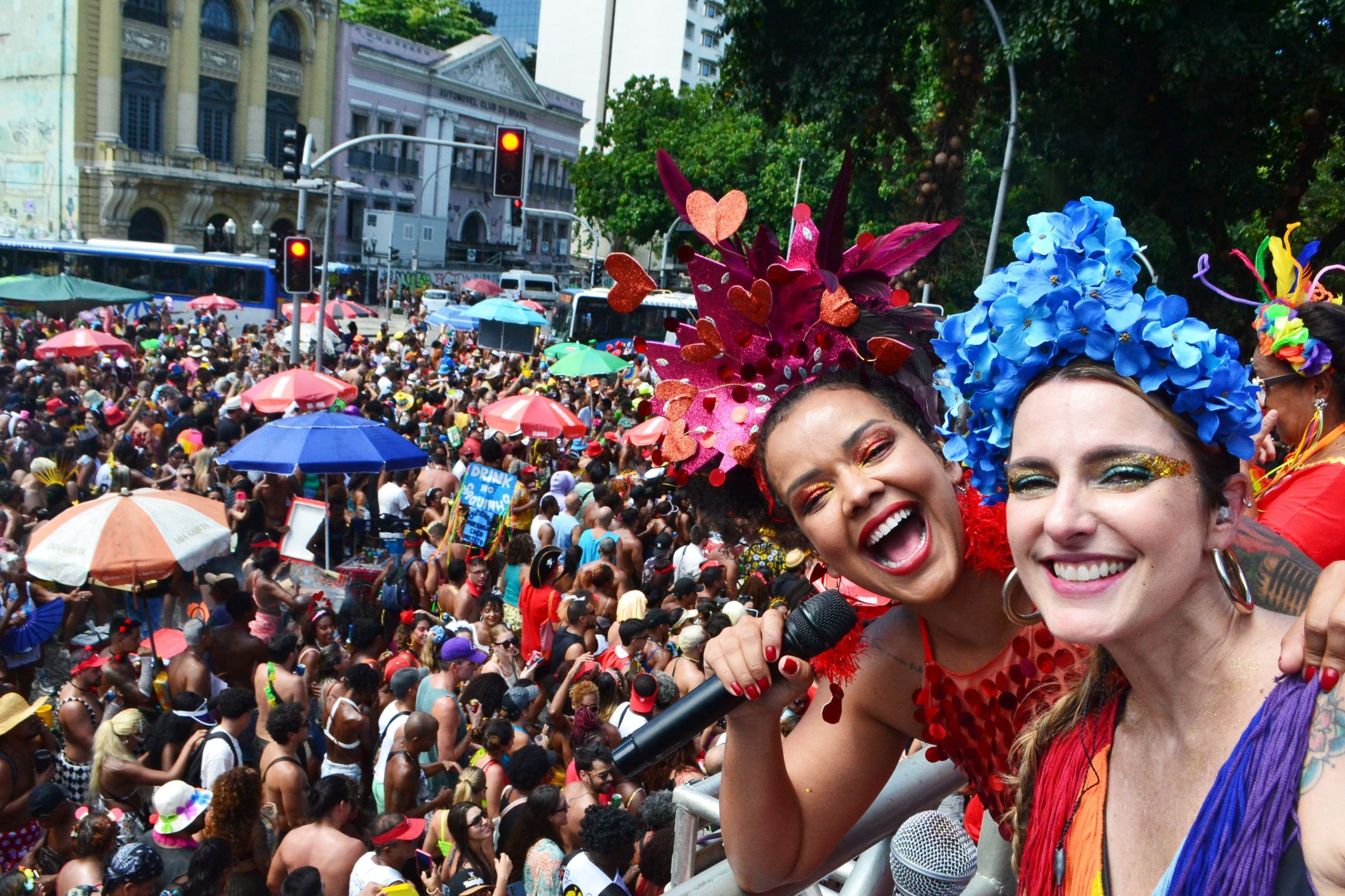 Desfile do Bloco Quizomba arrasta uma multidão de foliões pelas ruas da Lapa