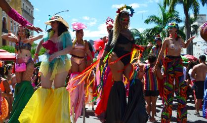Foliãs fantasiadas para o Carnaval do Rio de Janeiro