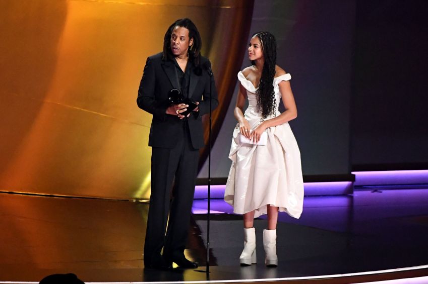 Blue Ivy elege sapatos de estilista brasileira no Grammy Awards / JC Oliveira/Getty Images