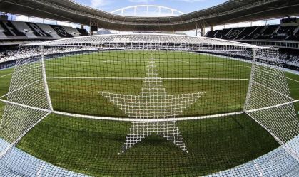 Torcedor do Botafogo faz gestos racistas em jogo contra o Palmeiras