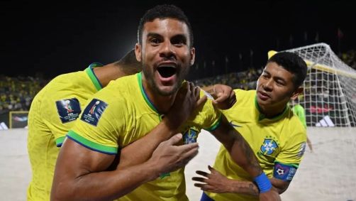 Jogadores da Seleção Brasileira comemoram o título da Copa do Mundo de Beach Soccer 2024